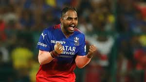 சர்ச்சைகளுக்கு மத்தியில் ரகசியத் திருமணம்: காதலியைக் கரம்பிடித்தார் கிரிக்கெட் வீரர் யாஷ் தயாள்!